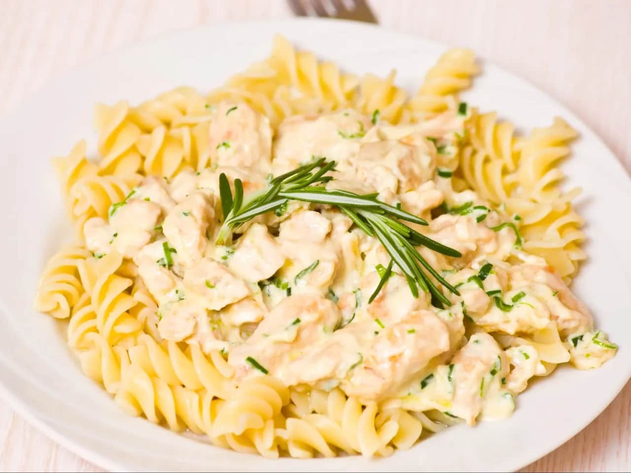 Idealny sos do makaronu z kurczakiem? Odkryj 15+ przepisów!