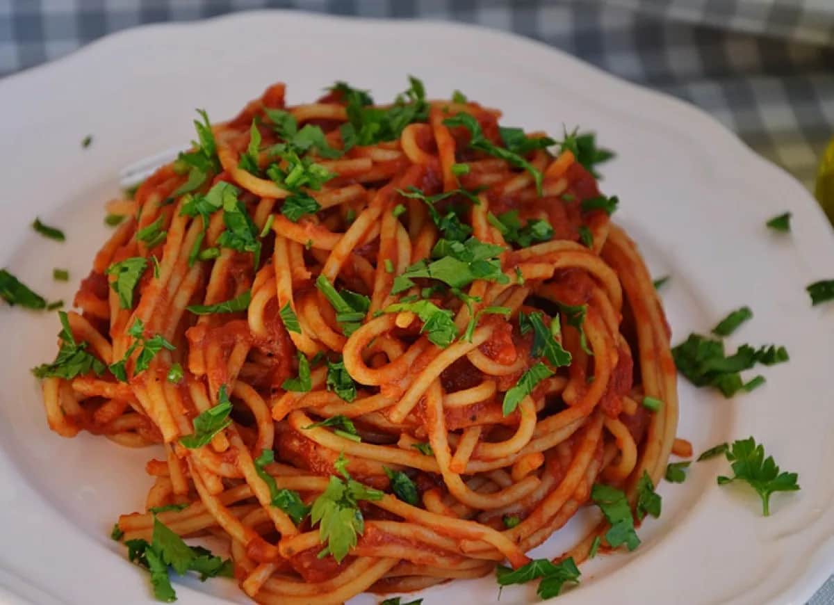 Jak odgrzać makaron z sosem? Triki na smak i idealną konsystencję