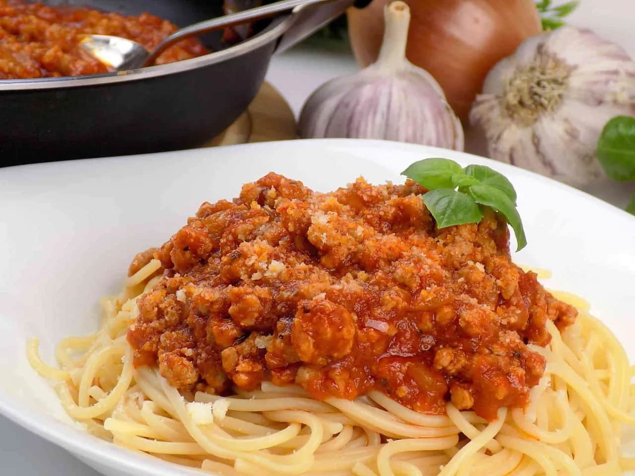 Spaghetti bez pomidorów? Odkryj kremowy sos z mięsem mielonym!