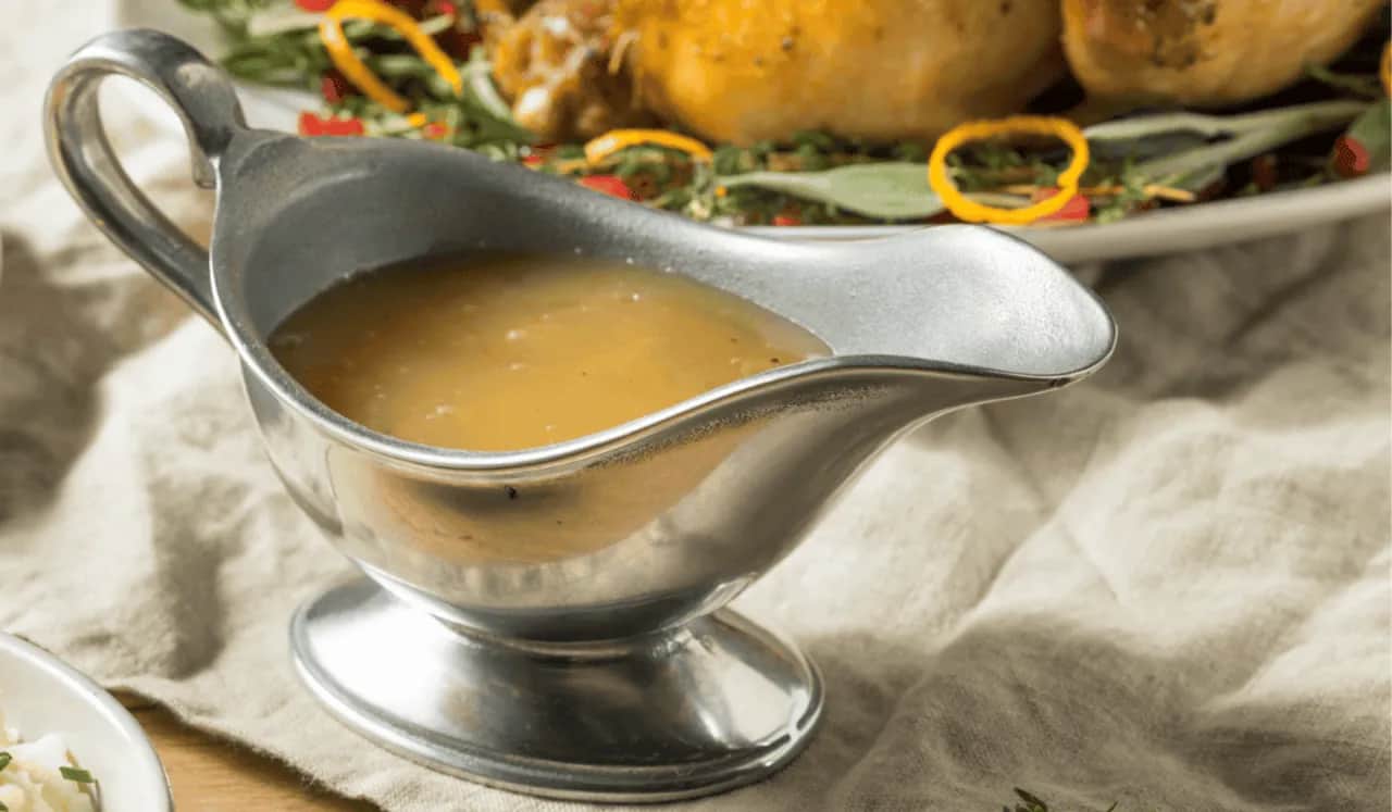 Jak zrobić sos z pieczeni? Krok po kroku do idealnego smaku