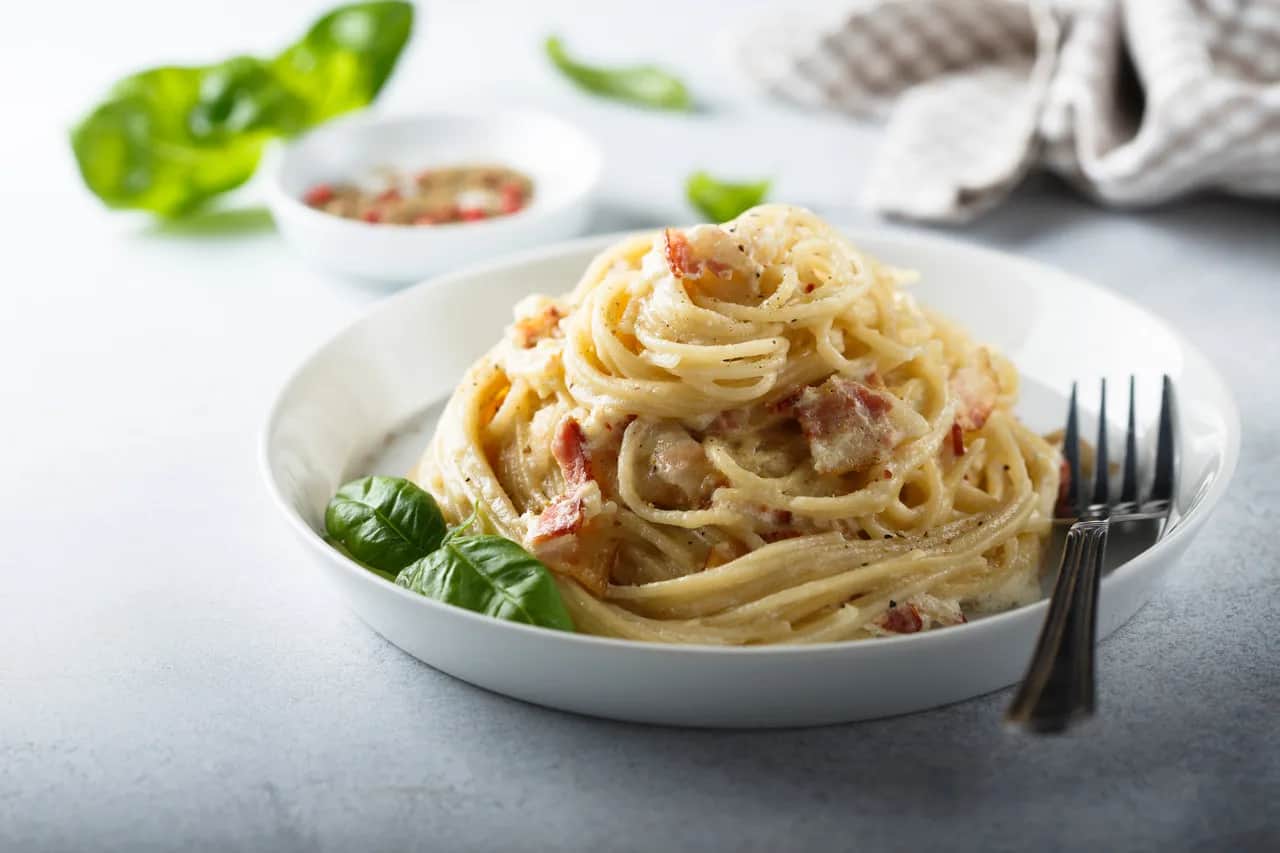 Carbonara Pascala: Jak zrobić idealny sos bez jajecznicy?